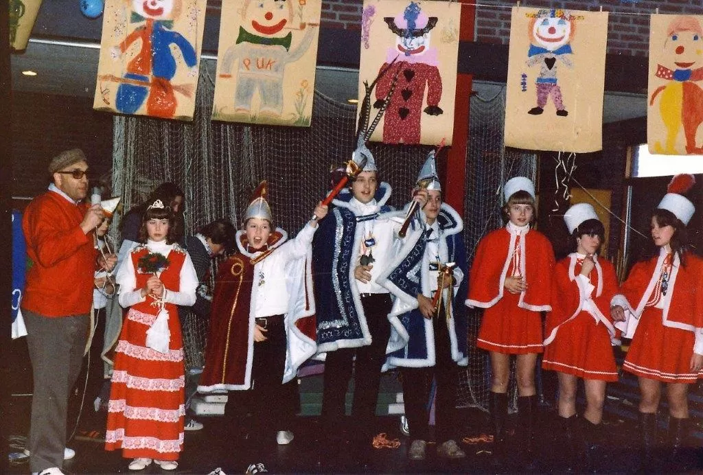 1981. Feest van de Vitusschool in de gymzaal van de Kubus met alle Maasjoertshoogheden.