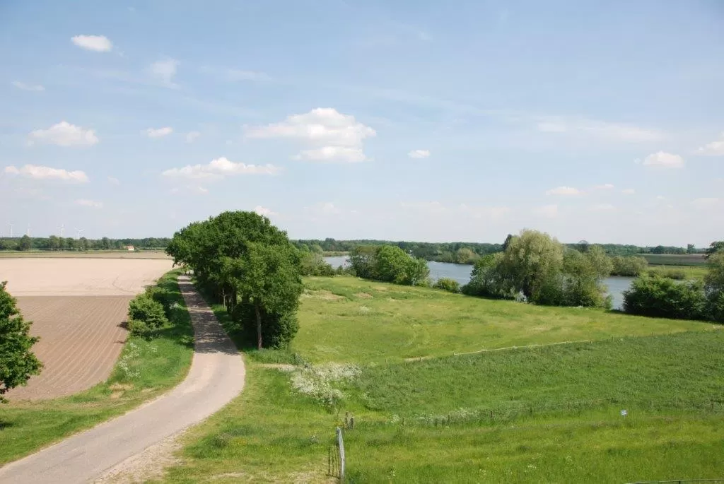 Weideweg. In Well zegt men: Wèèjse straot